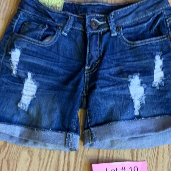 MACHINE BRAND distressed denim shorts in size small with roll up cuff - Picture 4 of 12